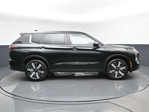 New 2025 Mitsubishi Outlander SE image 3