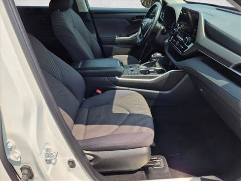 Used 2023 Toyota Highlander LE AWD/4WD image 24