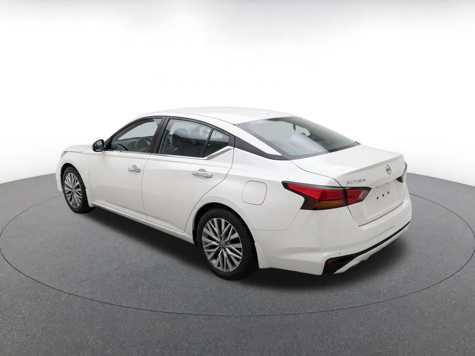 Used 2025 Nissan Altima 2.5 SV FWD image 6