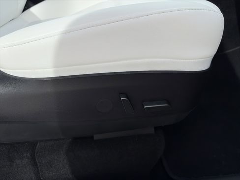 Used 2022 Tesla Model Y Long Range AWD/4WD image 30