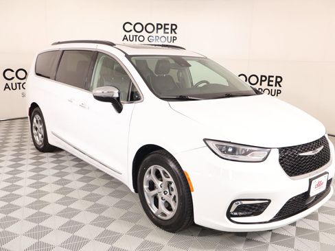 Used 2023 Chrysler Pacifica Limited FWD image 1