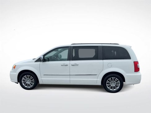 Used 2013 Chrysler Town & Country Touring-L w/ Driver Convenience Group image 6