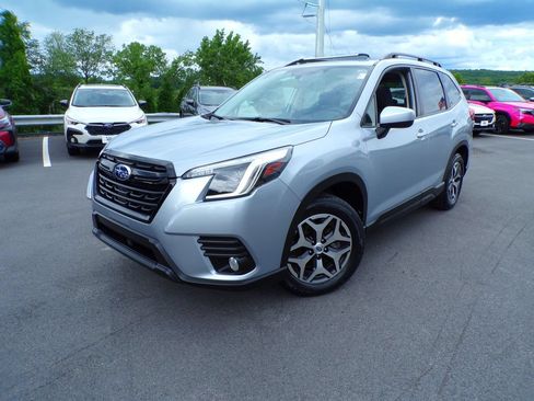 Used 2023 Subaru Forester Premium AWD/4WD image 1