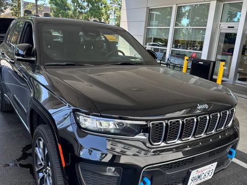 Used 2023 Jeep Grand Cherokee Overland w/ Luxury Tech Group IV AWD/4WD image 2