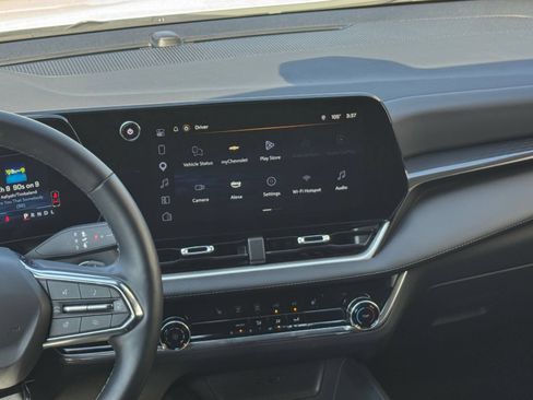 Used 2025 Chevrolet Equinox LT AWD/4WD image 14