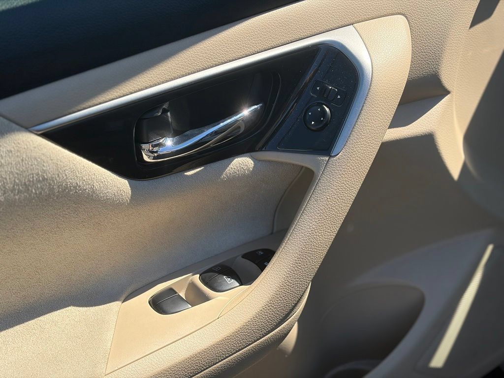 Used 2013 Nissan Altima 3.5 SV w/ Navigation Pkg FWD image 16