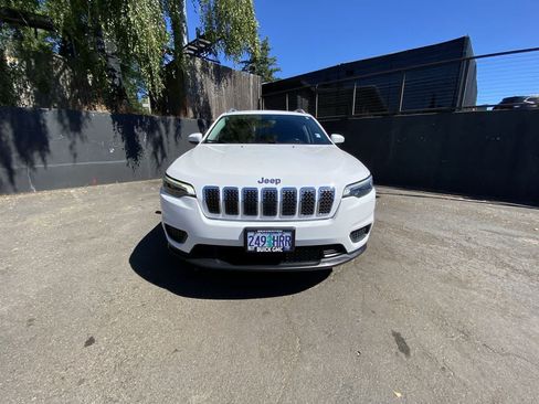 Used 2020 Jeep Cherokee Latitude w/ Cold Weather Group AWD/4WD image 9