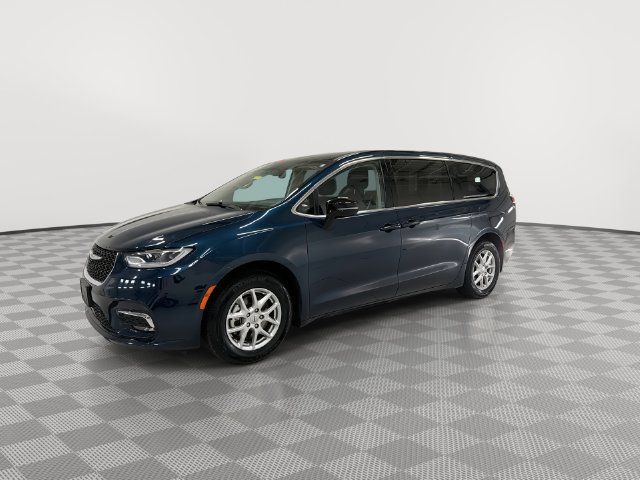 Used 2024 Chrysler Pacifica Touring-L FWD image 5