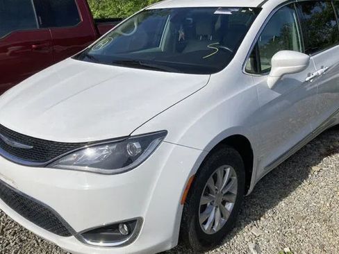 Used 2017 Chrysler Pacifica Touring-L FWD image 8