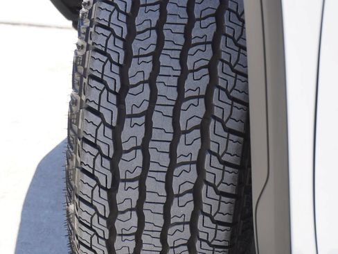 Used 2025 GMC Sierra 1500 SLT AWD/4WD image 4