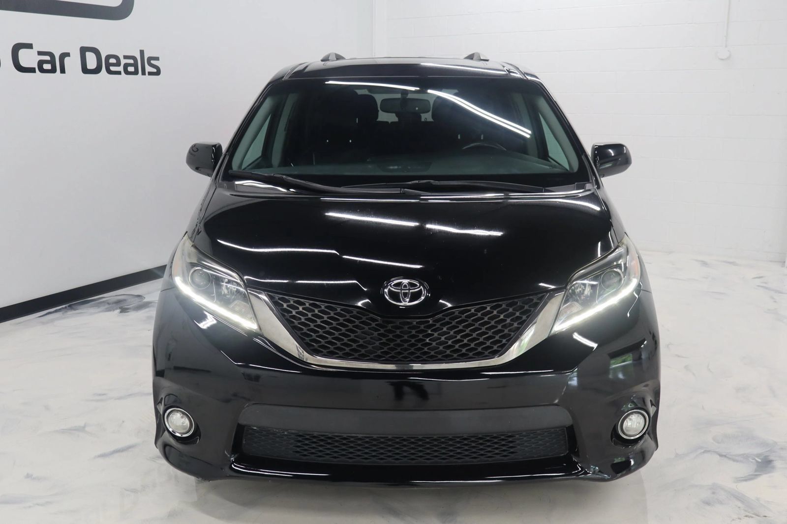 Used 2017 Toyota Sienna SE Premium FWD image 3