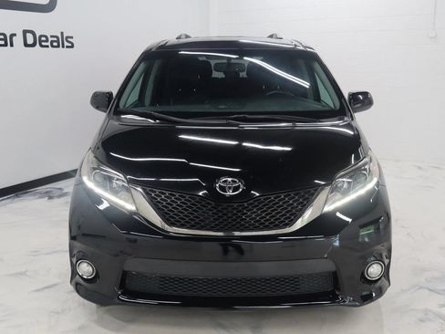 Used 2017 Toyota Sienna SE Premium FWD image 3