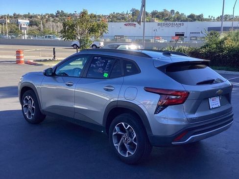 Used 2025 Chevrolet Trax LT w/ LT Convenience Package image 7