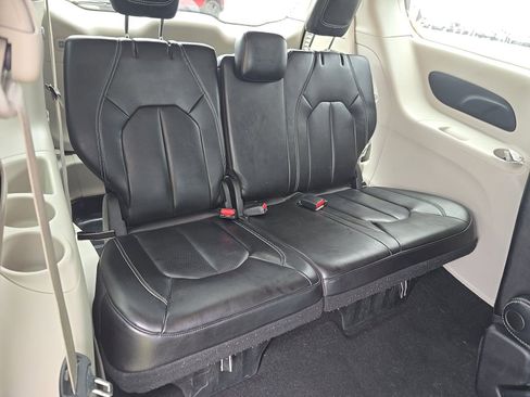 Used 2023 Chrysler Pacifica Touring-L FWD image 17