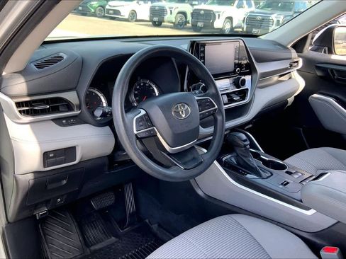 Used 2022 Toyota Highlander L image 16