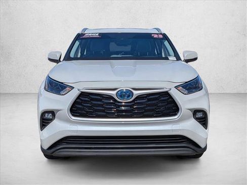 Used 2023 Toyota Highlander XLE image 2