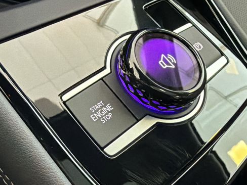 Used 2025 Volkswagen Tiguan SEL R-Line image 18