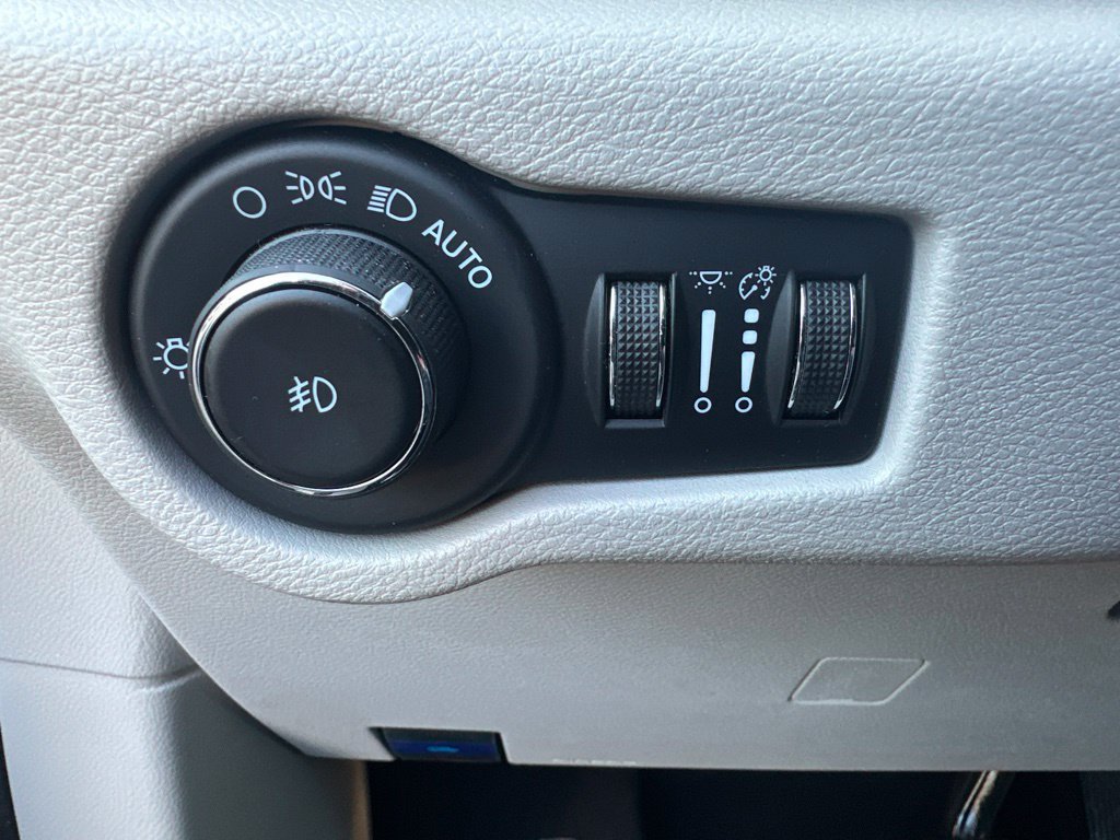 Used 2023 Chrysler Pacifica Limited w/ Uconnect Theater Family Group FWD image 42