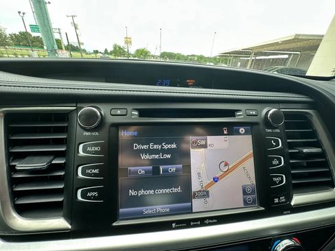 Used 2017 Toyota Highlander SE FWD image 25