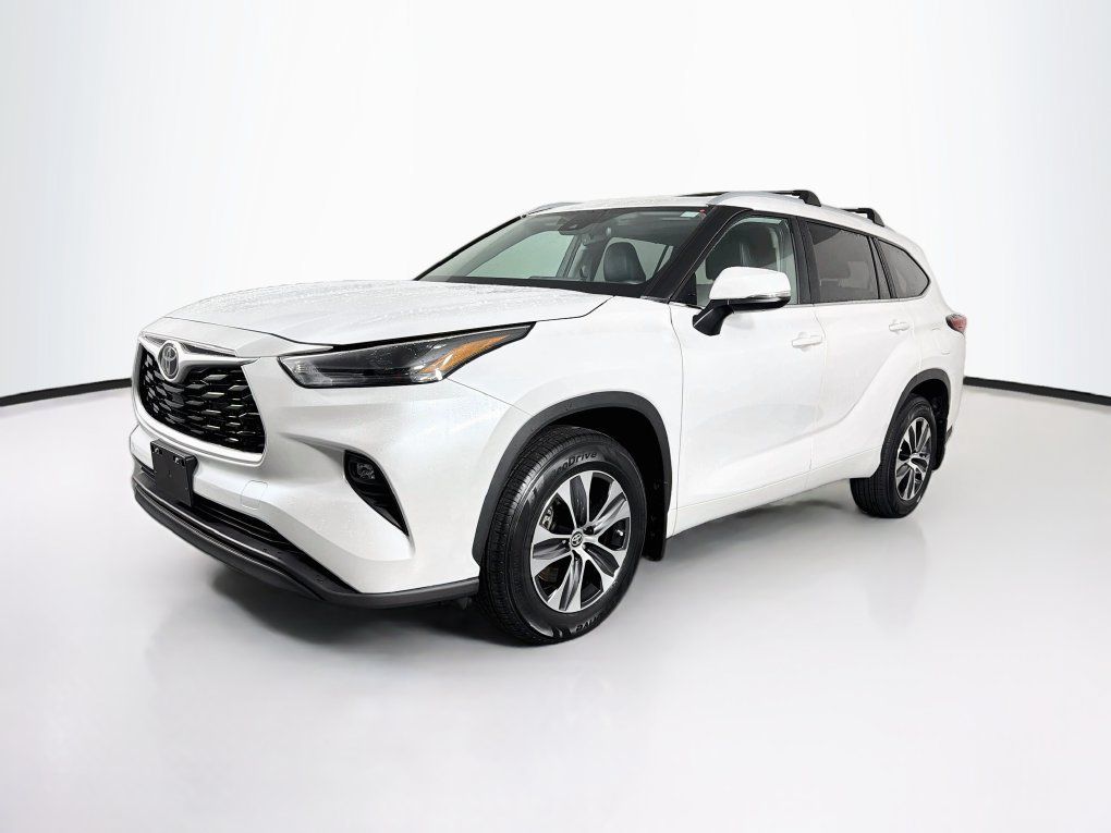 Used 2023 Toyota Highlander XLE AWD/4WD image 3