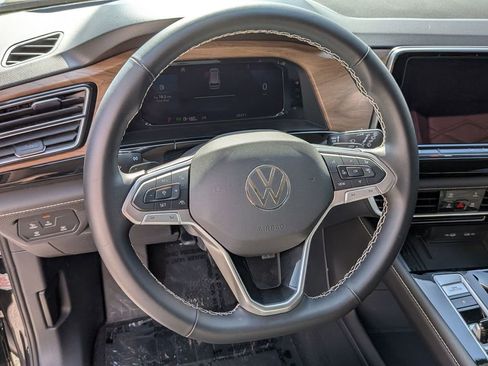 Used 2025 Volkswagen Atlas SE FWD image 19