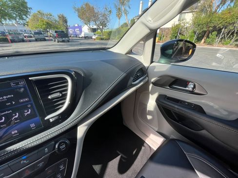 Used 2023 Chrysler Pacifica Touring-L FWD image 36