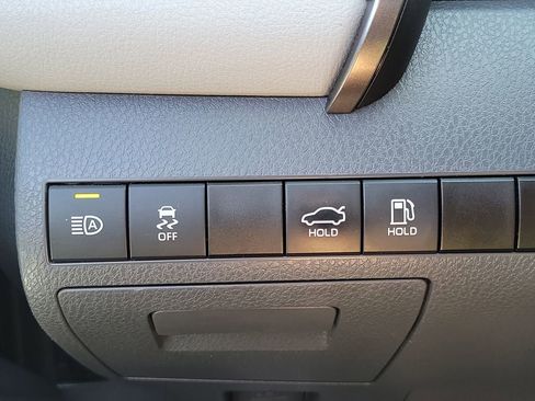 Used 2019 Toyota Camry LE FWD image 17