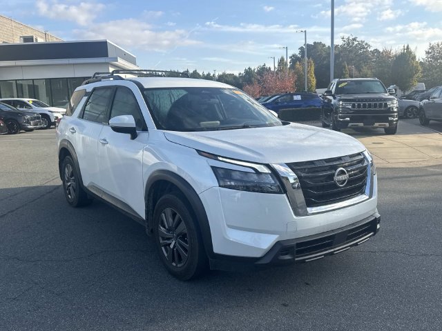 Used 2025 Nissan Pathfinder SV FWD image 3