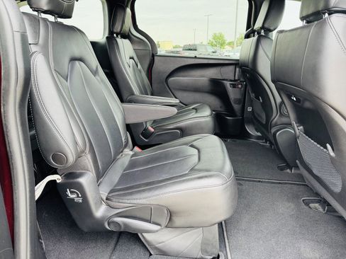 Used 2023 Chrysler Pacifica Touring-L w/ S Appearance Package FWD image 32
