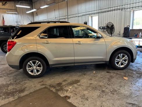 Used 2010 Chevrolet Equinox LT image 2