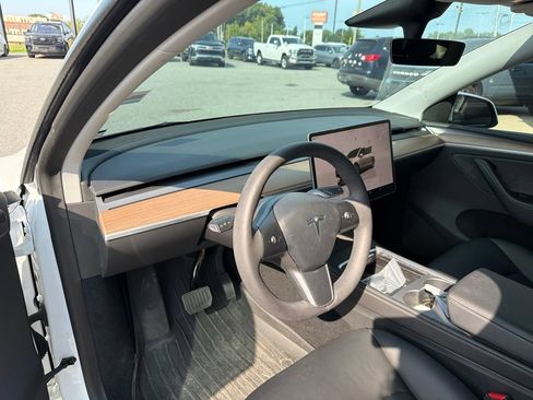 Used 2023 Tesla Model Y Long Range AWD/4WD image 3
