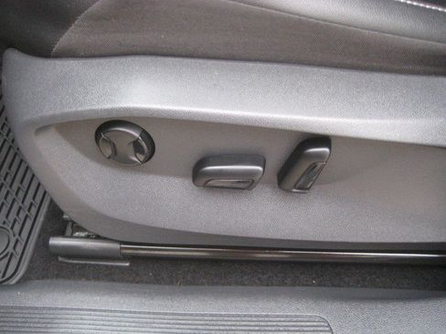 Used 2023 Volkswagen Tiguan SE w/ Panoramic Sunroof Package AWD/4WD image 15