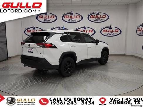 Used 2021 Toyota RAV4 LE image 8