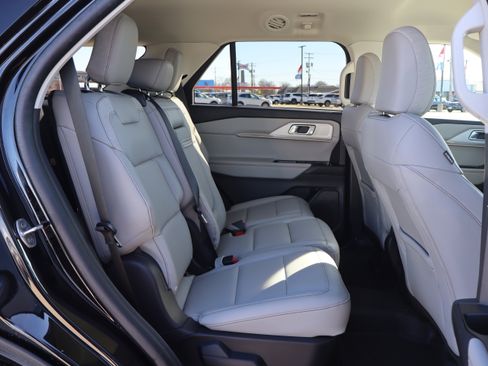 Used 2025 Ford Explorer Active w/ Active Comfort Package image 13