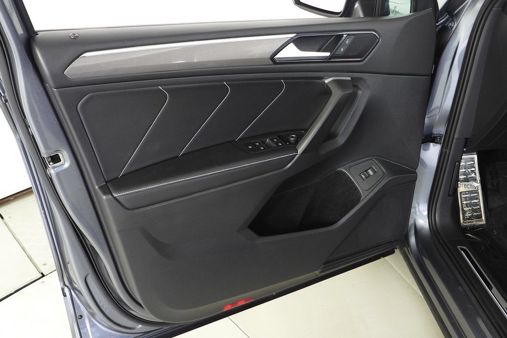 Used 2024 Volkswagen Tiguan SE R-Line FWD image 10