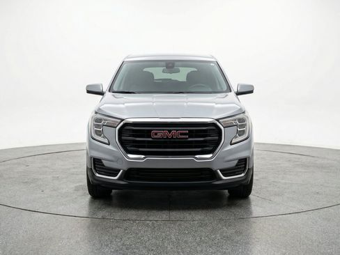 Used 2024 GMC Terrain SLE FWD image 2