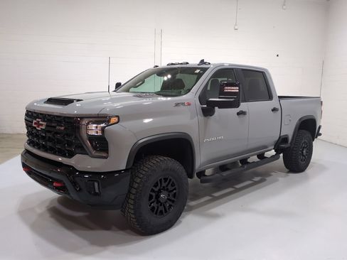 Used 2025 Chevrolet Silverado 2500 ZR2 w/ Technology Package AWD/4WD image 7