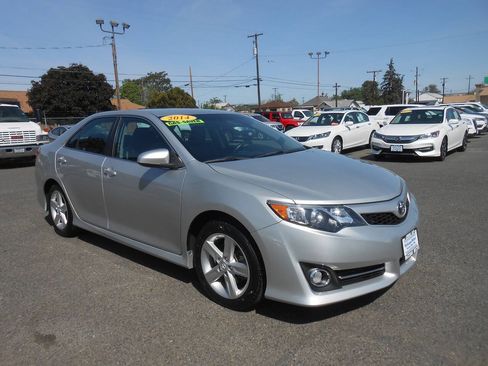 Used 2014 Toyota Camry SE w/ Fleet Convenience Package FWD image 3
