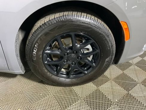 Used 2022 Chrysler Pacifica Touring-L FWD image 13
