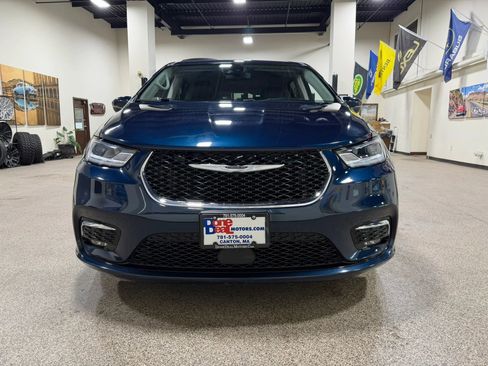 Used 2023 Chrysler Pacifica Touring-L FWD image 2