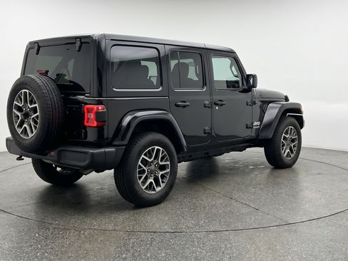 Used 2025 Jeep Wrangler Unlimited Sahara AWD/4WD image 9