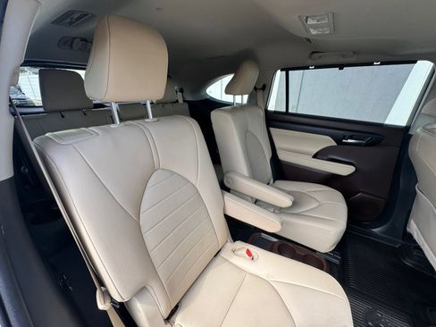 Used 2020 Toyota Highlander XLE image 38