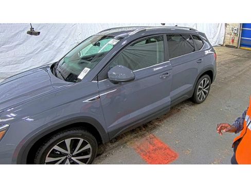 Used 2023 Volkswagen Taos SE w/ Panoramic Sunroof Package FWD image 2