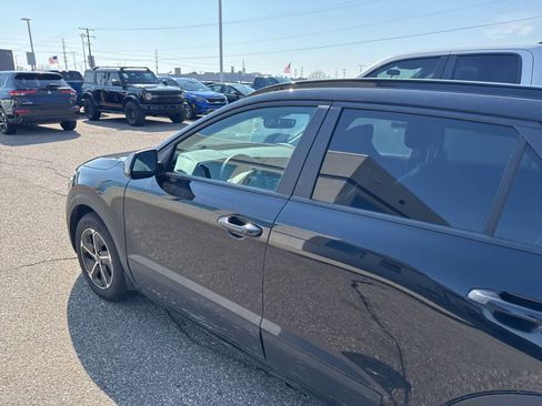 Used 2023 Kia Niro EX image 23