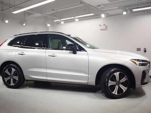 Used 2024 Volvo XC60 T8 Plus w/ Climate Package image 9