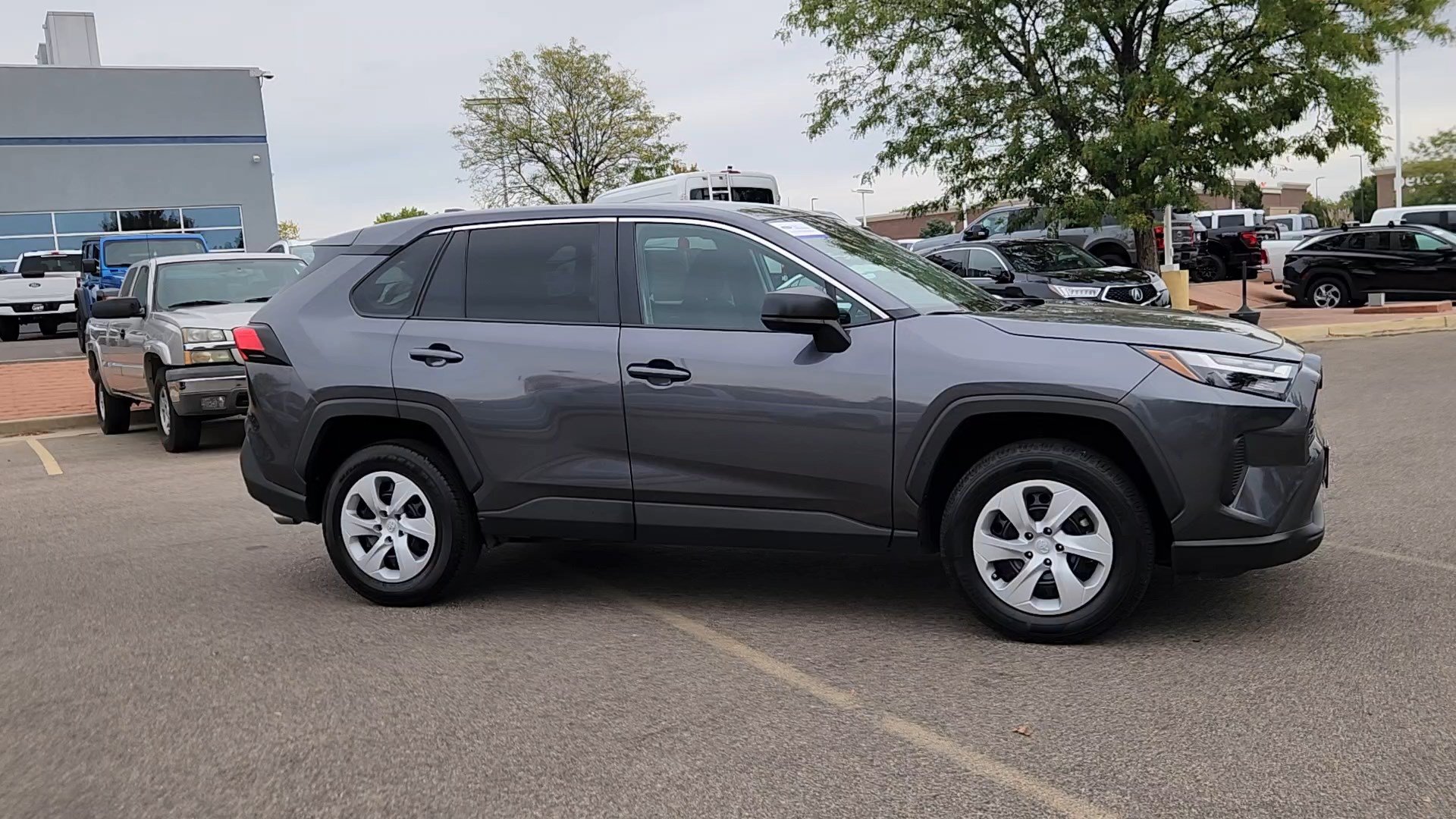 Used 2025 Toyota RAV4 LE AWD/4WD image 10
