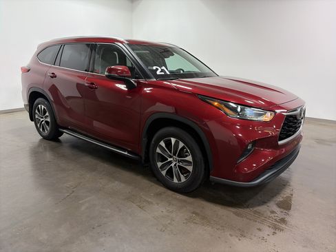 Used 2021 Toyota Highlander XLE AWD/4WD image 2