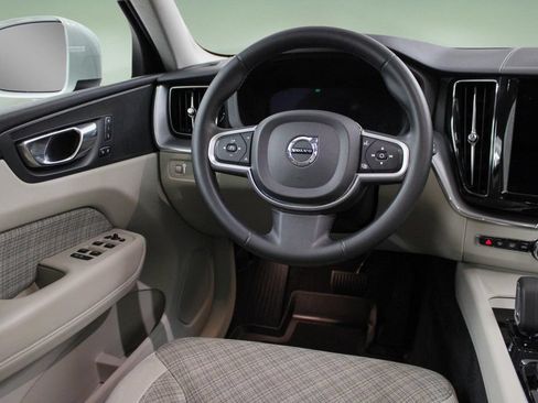 Used 2022 Volvo XC60 B5 Momentum w/ Advanced Package FWD image 18