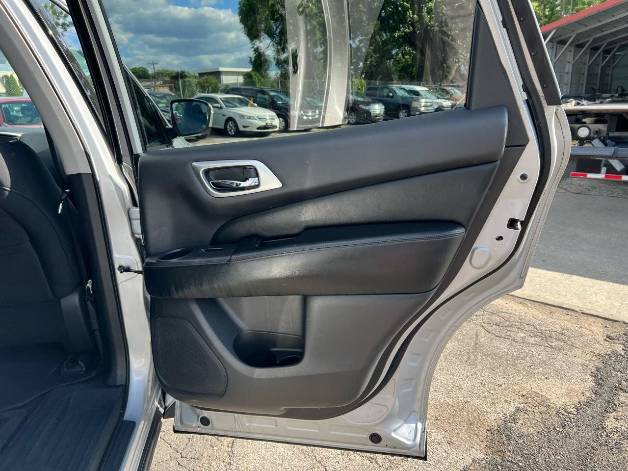 Used 2018 Nissan Pathfinder SV AWD/4WD image 17