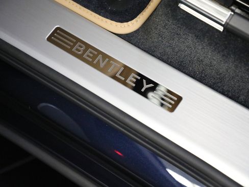 Certified 2024 Bentley Bentayga Extended Wheelbase image 36